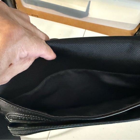 Tumi leather shoulder/crossbody bag unisex, - Picture 5 of 6